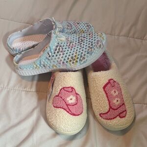 Ladies Cream Slippers with pink cowboy boot and hat size 7/8 and faux crocs